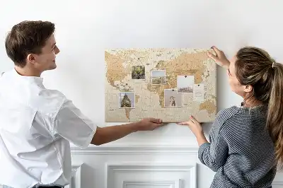 Korková nástenka s motívom glóbusu a zemepisných hraníc