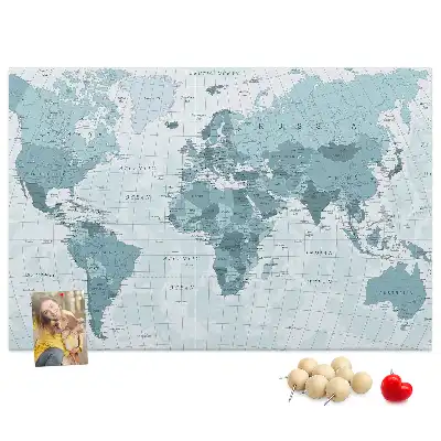 Korková nástenka s mapou sveta