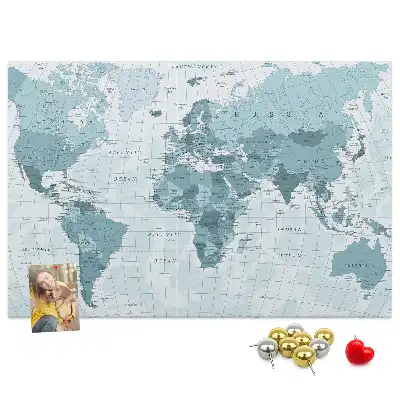 Korková nástenka s mapou sveta