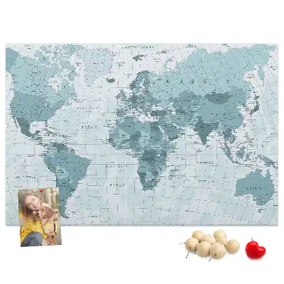 Korková nástenka s mapou sveta