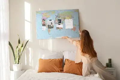 Korková nástenka s mapou sveta