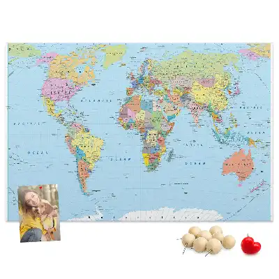 Korková nástenka s mapou sveta