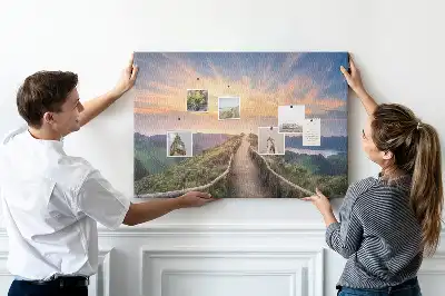 Korková nástenka s motívom výhľadu na hory a údolia