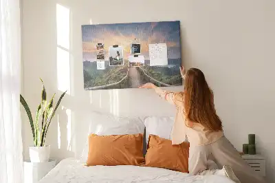 Korková nástenka s motívom výhľadu na hory a údolia