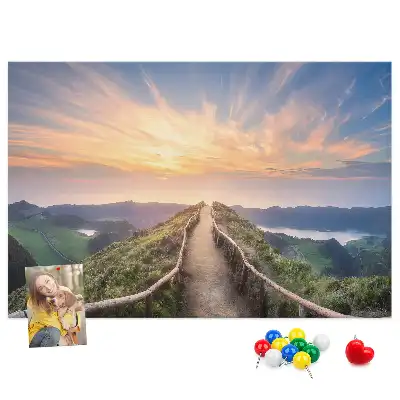Korková nástenka s motívom výhľadu na hory a údolia