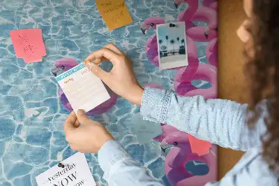 Korková nástenka s motívom púpavy a plameniakov