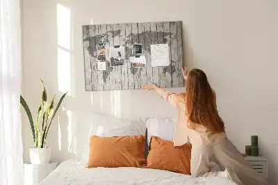 Nástenka do detskej izby s motívom mapy sveta z dosiek
