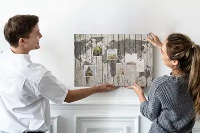 Nástenka do detskej izby s motívom mapy sveta z dosiek