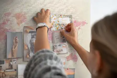 Korková nástenka s motívom maliarskej mapy v pastelových farbách