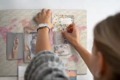 Korková nástenka s motívom maliarskej mapy v pastelových farbách