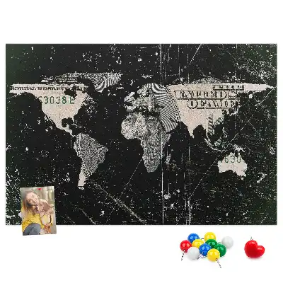 Korková nástenka s motívom mapy sveta s dolárovým vzorom