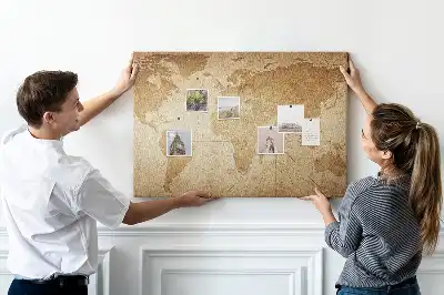 Korková nástenka so starou mapou kontinentov