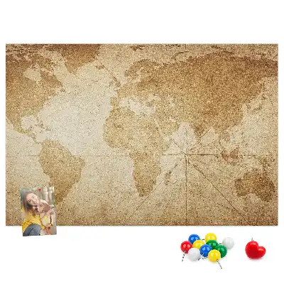 Korková nástenka so starou mapou kontinentov