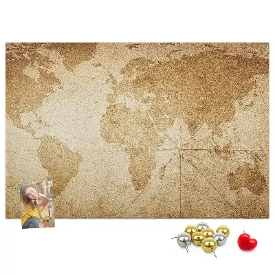 Korková nástenka so starou mapou kontinentov