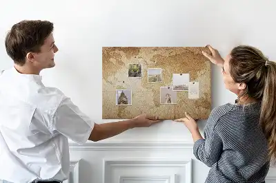 Korková nástenka so starou mapou kontinentov