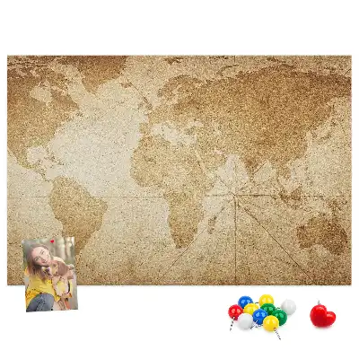 Korková nástenka so starou mapou kontinentov