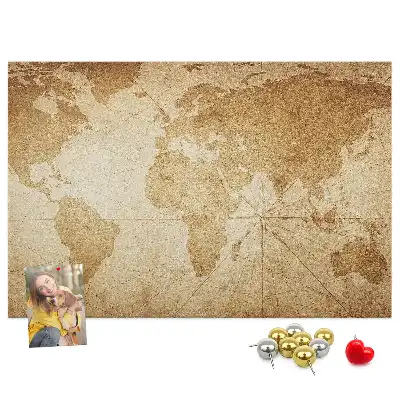 Korková nástenka so starou mapou kontinentov