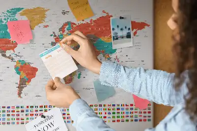 Korková nástenka s farebnou mapou sveta