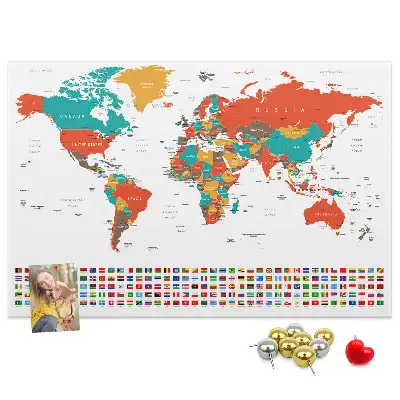 Korková nástenka s farebnou mapou sveta