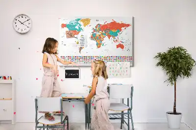 Korková nástenka s farebnou mapou sveta