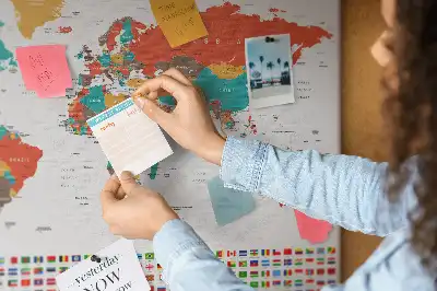 Korková nástenka s farebnou mapou sveta
