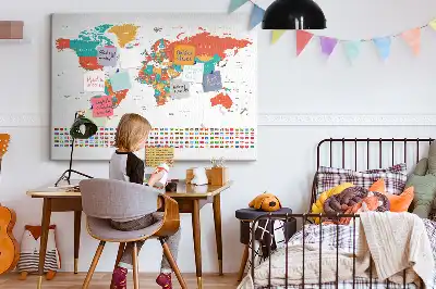 Korková nástenka s farebnou mapou sveta