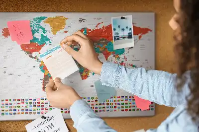 Korková nástenka s farebnou mapou sveta