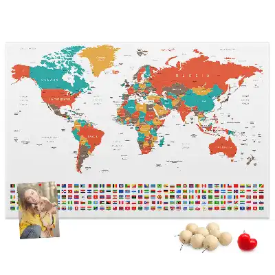 Korková nástenka s farebnou mapou sveta