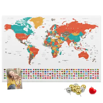 Korková nástenka s farebnou mapou sveta