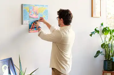 Nástenka do detskej izby s motívom mapy sveta a vlajok