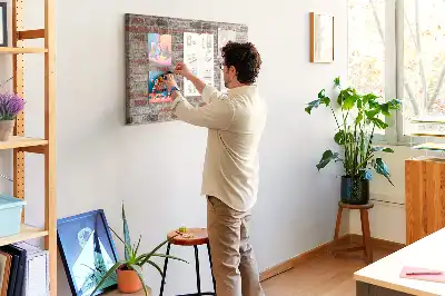 Korková nástenka s motívom tehlového múru