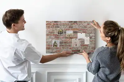 Korková nástenka s motívom tehlového múru