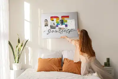 Korková nástenka s citátom Buď sám sebou