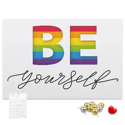 Korková nástenka s citátom Buď sám sebou