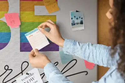 Korková nástenka s citátom Buď sám sebou
