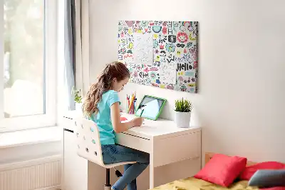 Korková nástenka s motívom načrtnutých kontúr postáv