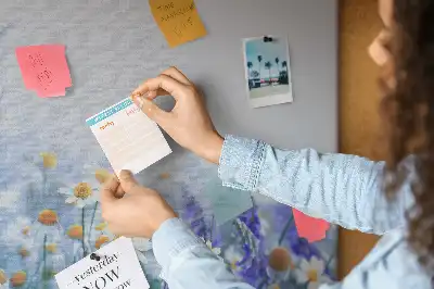 Korková nástenka s motívom motýľa na lúke
