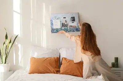 Korková nástenka s motívom motýľa na lúke