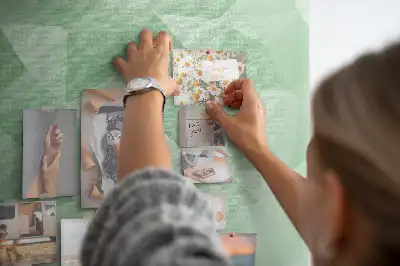 Nástenka do detskej izby s abstraktným trojuholníkovým vzorom