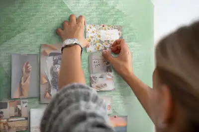 Nástenka do detskej izby s abstraktným trojuholníkovým vzorom