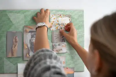 Nástenka do detskej izby s abstraktným trojuholníkovým vzorom