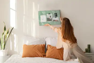 Nástenka do detskej izby s abstraktným trojuholníkovým vzorom