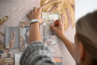 Korková nástenka so vzorom zlatých tropických listov