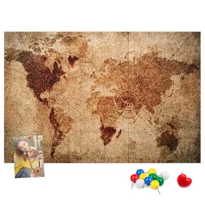 Korková nástenka so štylizovanou antickou mapou sveta