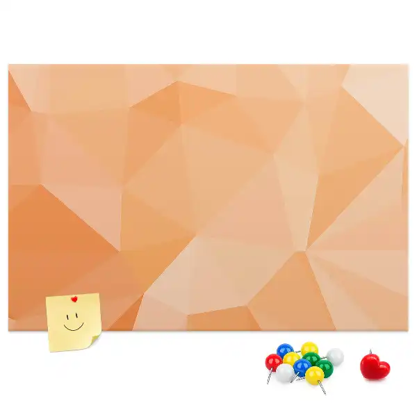 Korková nástenka s geometrickými trojuholníkovými tvarmi