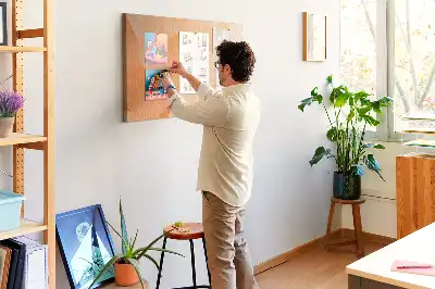 Korková nástenka s geometrickými trojuholníkovými tvarmi