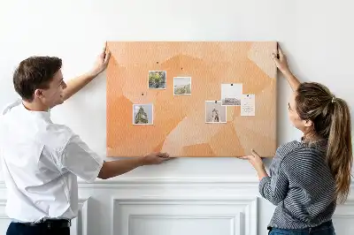 Korková nástenka s geometrickými trojuholníkovými tvarmi