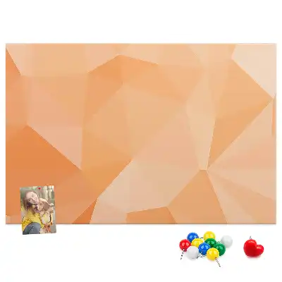 Korková nástenka s geometrickými trojuholníkovými tvarmi