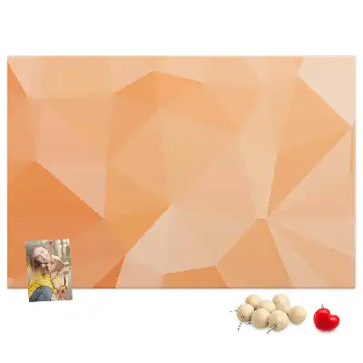 Korková nástenka s geometrickými trojuholníkovými tvarmi