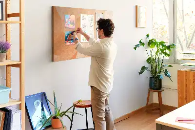 Korková nástenka s geometrickými trojuholníkovými tvarmi